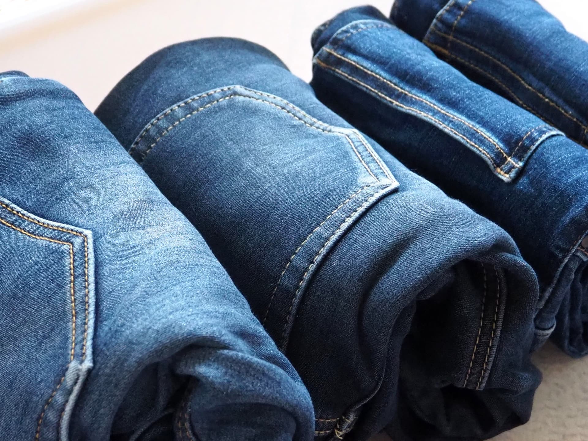 セカンドストリートの店舗で古着やブランド品をリユースとして販売・買取している様子