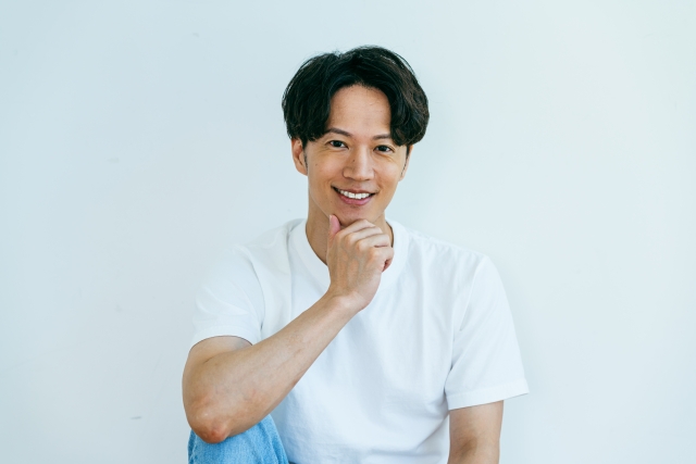 湘南美容クリニックの男性脱毛施術イメージ、医療レーザーで安全に脱毛できる様子